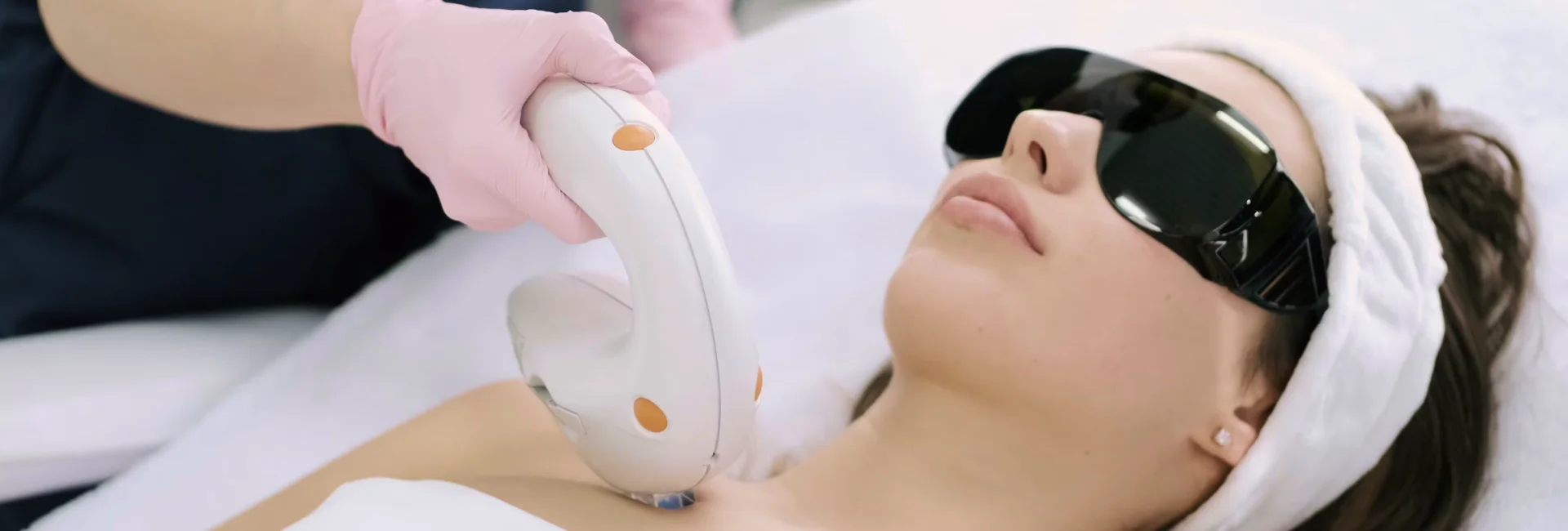Medic dermatolog folosind tehnologie avansată de diagnostic
